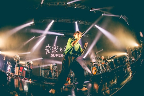 PEOPLE 1のライブの様子。（撮影：渡邉一生）