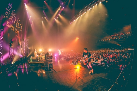 UNISON SQUARE GARDENのライブの様子。（撮影：渡邉一生）
