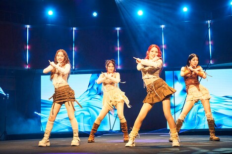 IS:SUE (c)LAPONE GIRLS