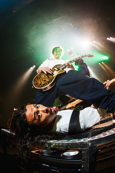 上からKO-SHIN（G, Cho）、KENTA（Vo, B）。（Photo by Yukihide "JON..." Takimoto）