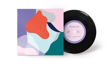 冨田ラボ「プラシーボ・セシボン feat. 高橋幸宏+大貫妙子 / アタタカイ雨 feat. 田中拡邦（MAMALAID RAG）」アナログ盤のジャケットと盤面。