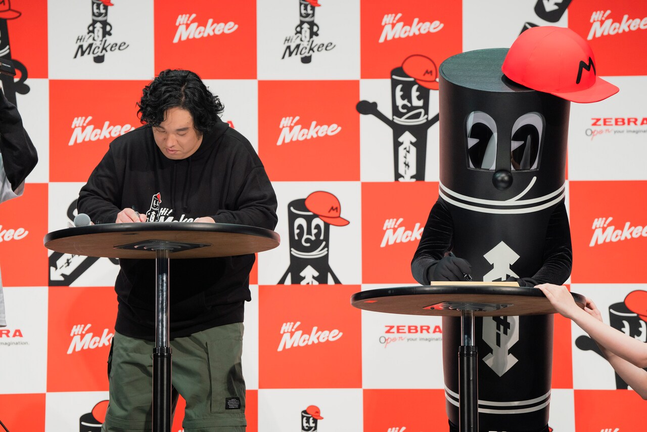 岡崎体育“マッキーあるある”を歌う、サイン速書き対決で見せつけた過去