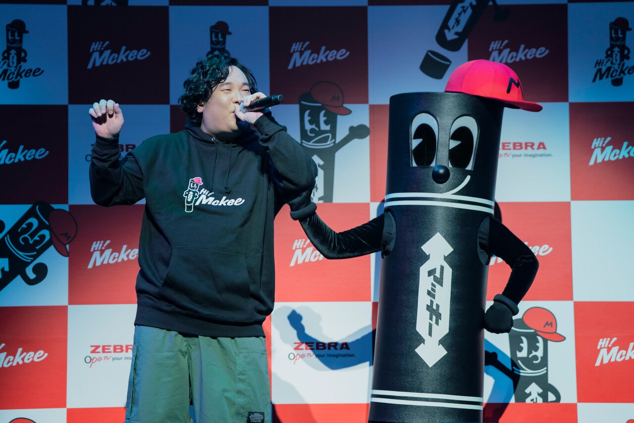 岡崎体育“マッキーあるある”を歌う、サイン速書き対決で見せつけた過去1万枚の実績