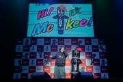 テーマソング「Hi! Mckee」を披露する岡崎体育とHi! Mckee。