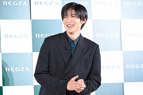 笑う目黒蓮（Snow Man）。