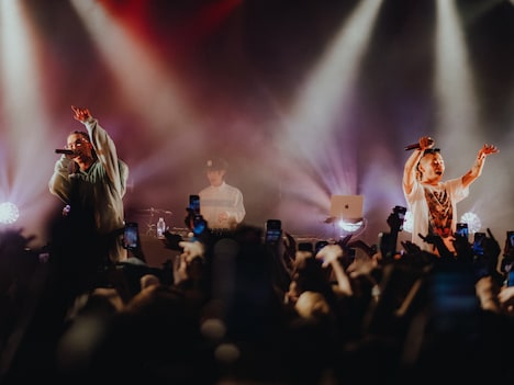 KaneeeとSANTAWORLDVIEW。（撮影：Daiki Miura）