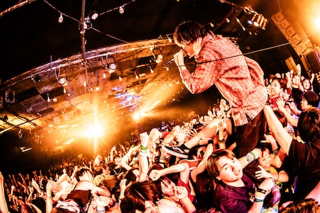 観客に支えられて歌うえい（G, Vo）。（撮影：タカギユウスケ［LiveYou］）