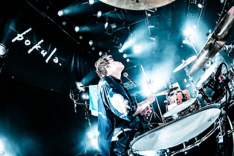 ふじいしゅんすけ（Dr）（撮影：タカギユウスケ［LiveYou］）