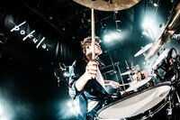 ふじいしゅんすけ（Dr）（撮影：タカギユウスケ［LiveYou］）