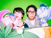 左からサーヤ（ラランド）、高比良くるま（令和ロマン）。(c)テレビ朝日