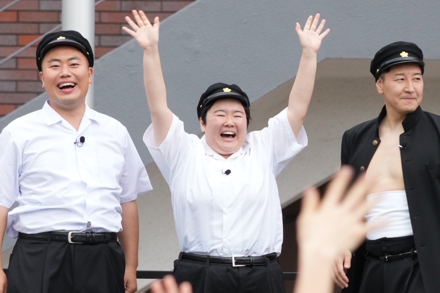 左から岡部大（ハナコ）、やす子、長田庄平（チョコレートプラネット）。(c)フジテレビ