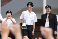 左からやす子、目黒蓮（Snow Man）、長田庄平（チョコレートプラネット）。(c)フジテレビ