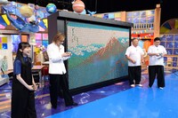 巨大キューブアートを前にキューブを手にするYOSHIKI（左）。(c)テレビ朝日