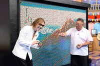 巨大キューブアートを前にキューブを手にするYOSHIKI（左）。(c)テレビ朝日