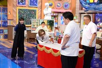 折り紙のYOSHIKIを見るYOSHIKI（左から2人目）。(c)テレビ朝日