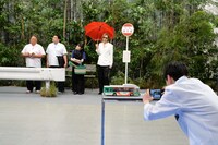 トリックアート写真に参加するYOSHIKI（右）。(c)テレビ朝日