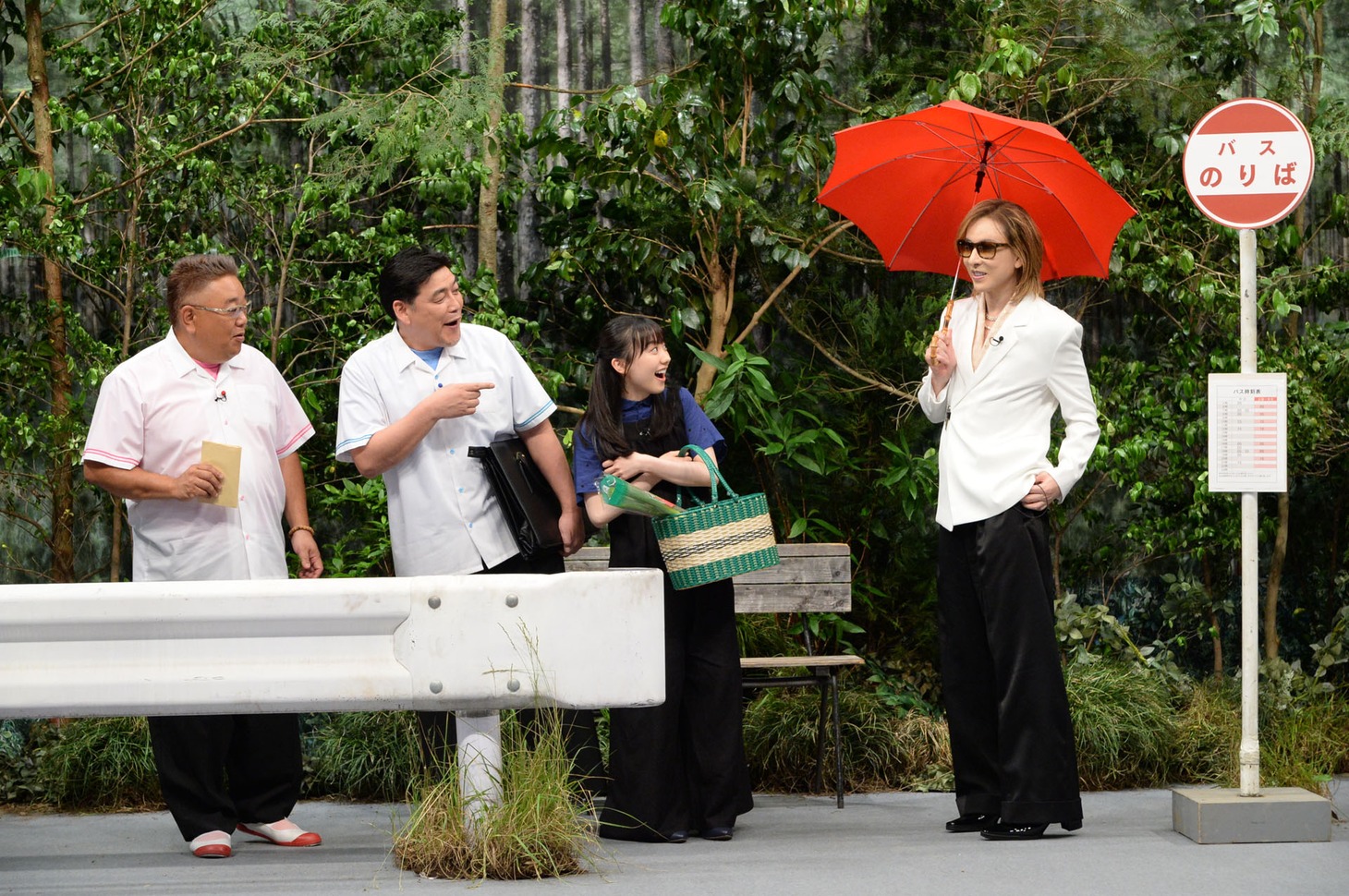 トリックアート写真に参加するYOSHIKI（右）。(c)テレビ朝日
