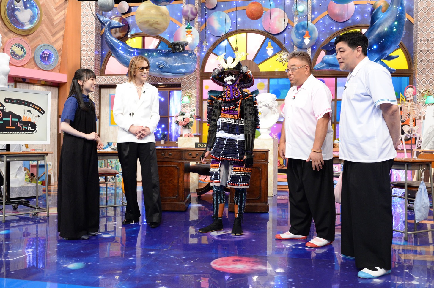 手作り甲冑を鑑賞。(c)テレビ朝日