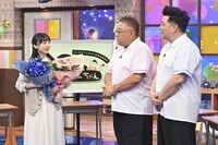 20歳を祝福される芦田愛菜（左）。(c)テレビ朝日