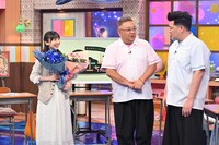 20歳を祝福される芦田愛菜（左）。(c)テレビ朝日