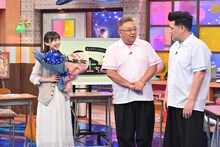 20歳を祝福される芦田愛菜（左）。(c)テレビ朝日