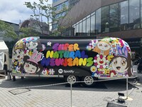 NewJeans×村上隆スペシャルコラボラッピングワゴン