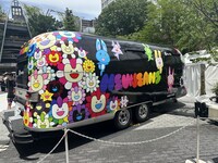 NewJeans×村上隆スペシャルコラボラッピングワゴン