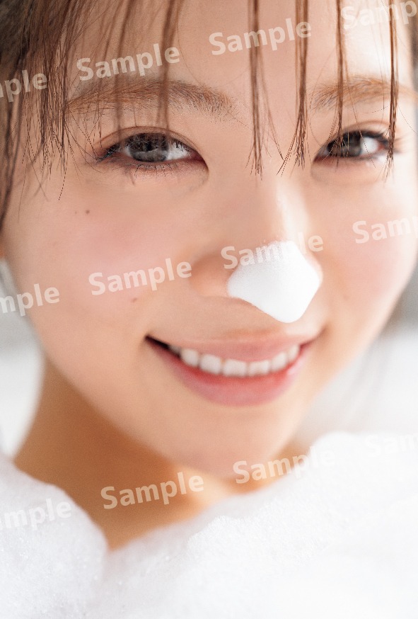 奈良未遥（NGT48）1st写真集「こんな風に見られているのか？」SHOWROOM販売特典のポストカード。(c)blueprint（撮影：下屋敷和文）