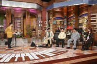 左から村上信五、亀田誠治、新井和輝、KREVA、アイナ・ジ・エンド。(c)テレビ朝日