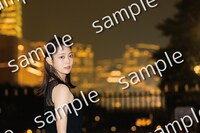 阪口珠美（乃木坂46）の1st写真集「青いバラ」封入特典サンプル。（撮影：Takeo Dec.）