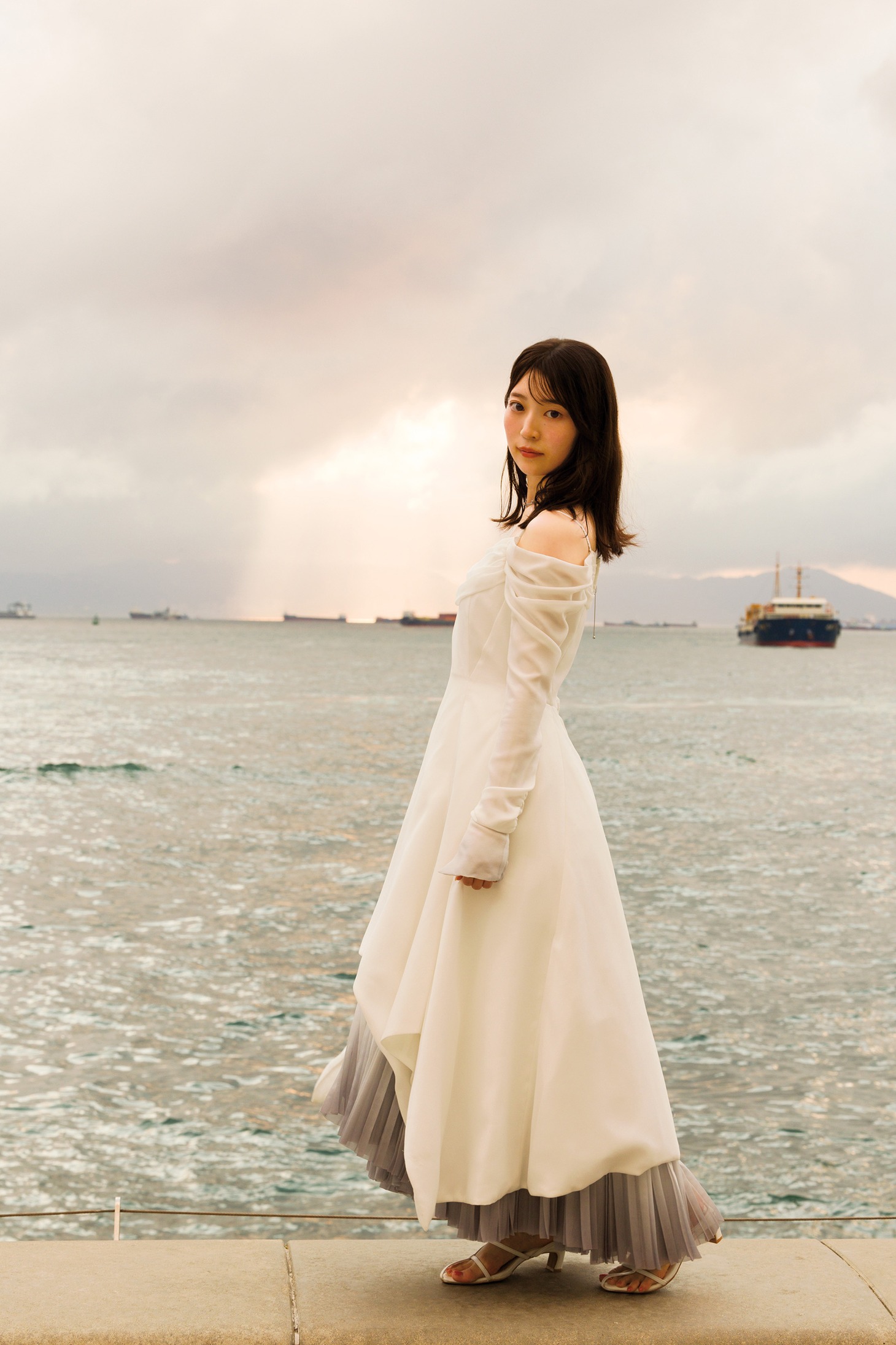 阪口珠美（乃木坂46）の1st写真集「青いバラ」より。（撮影：Takeo Dec.）