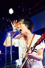 ワタナベシンゴ（Vo, G / THE BOYS&GIRLS）（撮影：金井勇真）