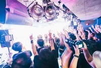 BiSのライブの様子。