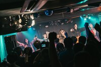 BiSのライブの様子。