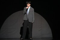 ハンターから逃げる佐藤大樹（FANTASTICS）。