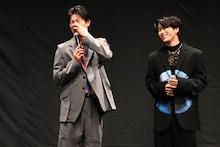 泣くフリをする瀬口黎弥（FANTASTICS）と笑う木全翔也（JO1）。