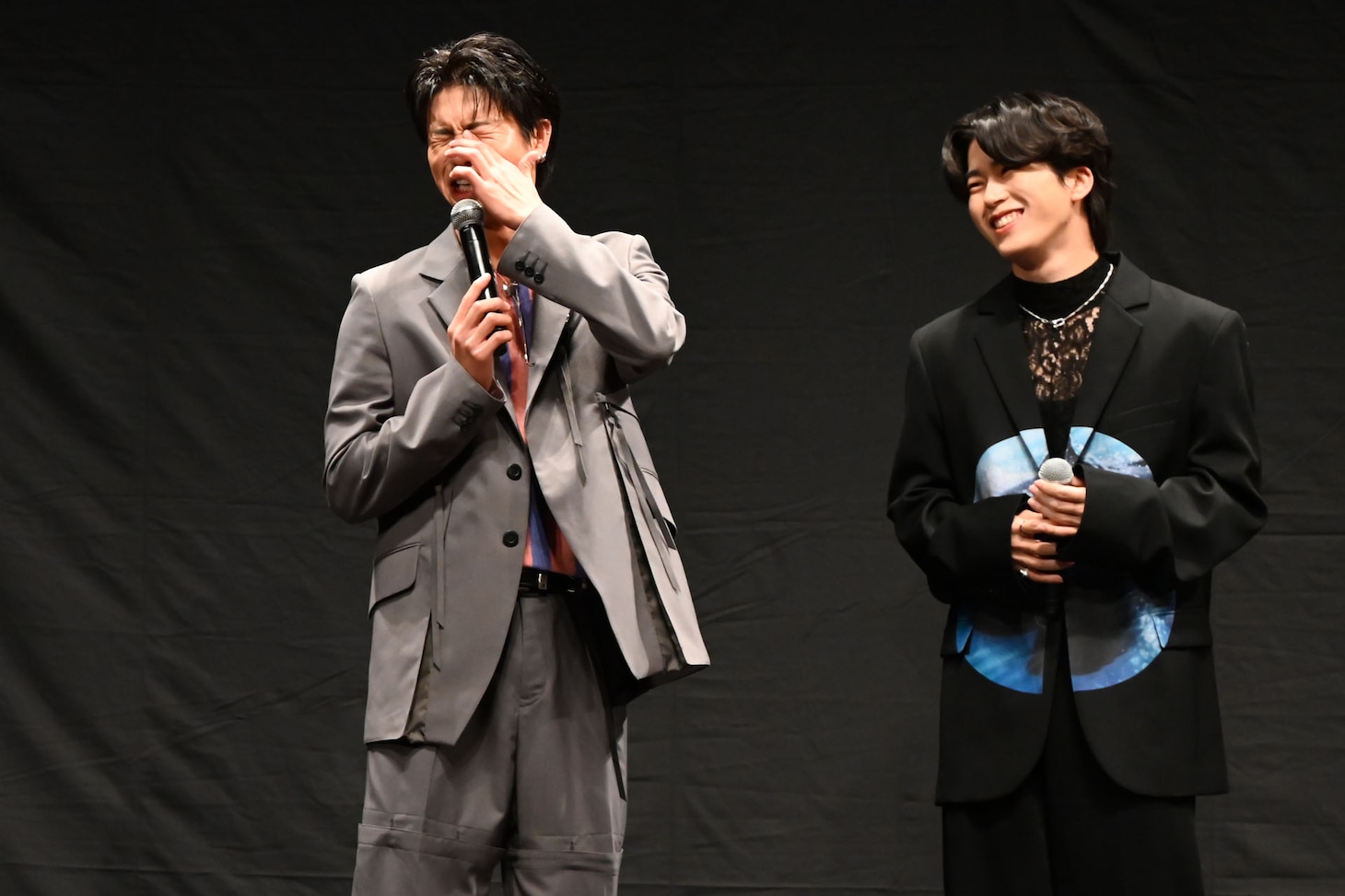 泣くフリをする瀬口黎弥（FANTASTICS）と笑う木全翔也（JO1）。