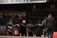 肩を組み階段を降りる6人。