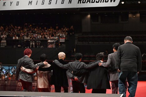 肩を組み階段を降りる6人。