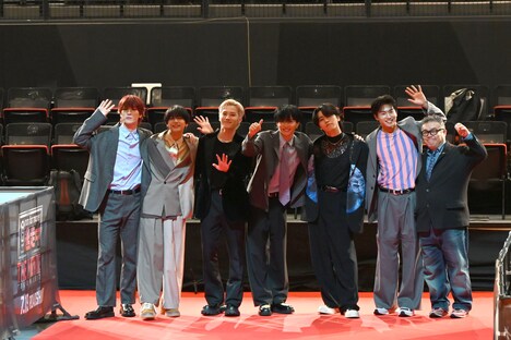 振り向いて挨拶をする6人と西浦正記監督。