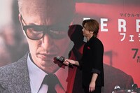 アダム・ドライバー扮するエンツォ・フェラーリにマイクを向ける堂本光一。