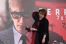 アダム・ドライバー扮するエンツォ・フェラーリにマイクを向ける堂本光一。