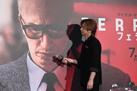 アダム・ドライバー扮するエンツォ・フェラーリにマイクを向ける堂本光一。