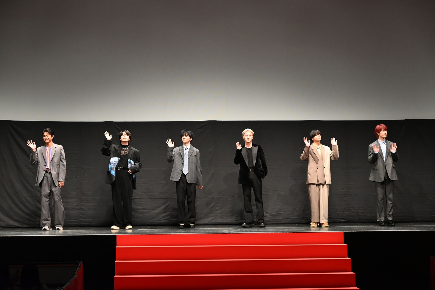 ステージに姿を見せた「逃走中 THE MOVIE」出演者の6人。