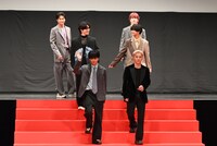 レッドカーペットの階段を降りる6人。