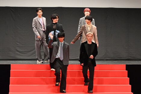 レッドカーペットの階段を降りる6人。