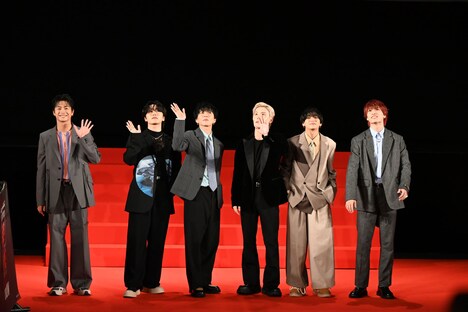 ファンに手を振る6人。