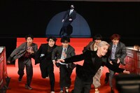 ハンターから逃げる6人。