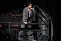 ハンターから逃げる瀬口黎弥（FANTASTICS）。