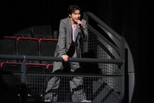 ハンターから逃げる瀬口黎弥（FANTASTICS）。